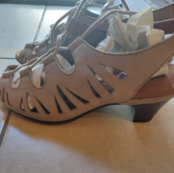 Cobb Hill Rockport Sasha suede lace up sandals sz 8 - Picture 1 of 3